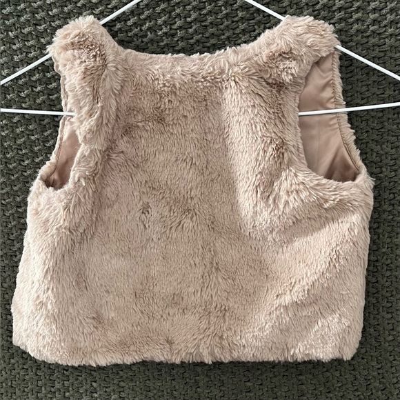 Charlie Paige Girl’s Faux Fur Vest, 1-Button Closure, 100% Polyester; Size 2T - Picture 2 of 8